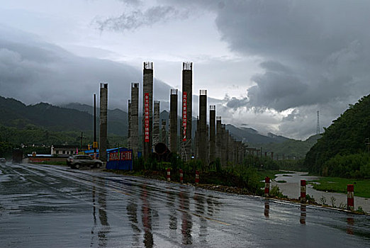 雨中的高速公路建设场景