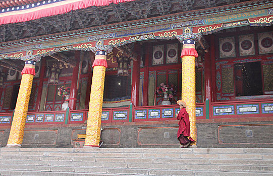 中国青海西宁塔尔寺大经堂与小喇嘛