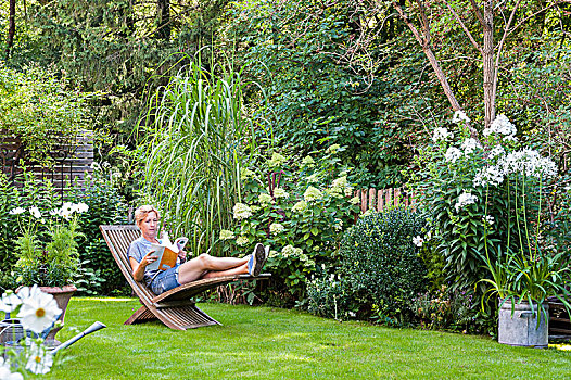 女人,读,木质,躺椅,花园