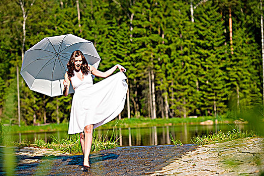高兴,浪漫,女人,伞,阳光,穿,白色长裙,走,水中