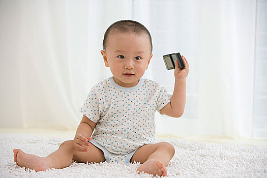 玩手机的婴儿