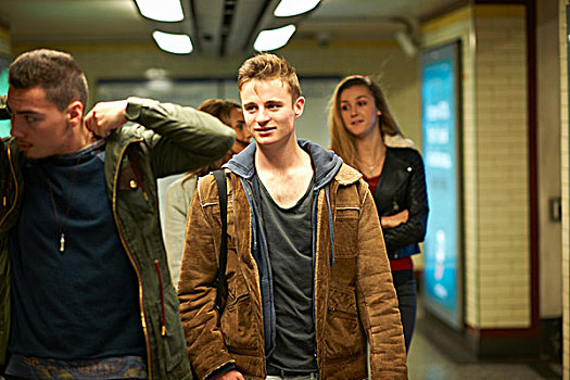 四个,年轻人,朋友,走,伦敦,地铁站,英国