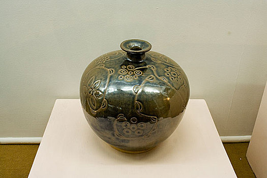 内蒙古博物馆陈列元代黑釉小口划花罐