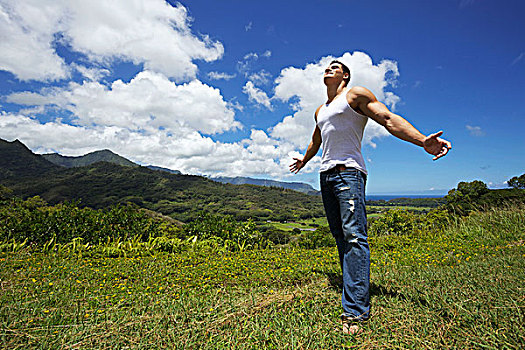 男青年,站立,草地,伸展胳膊,仰视,天空,夏威夷,美国