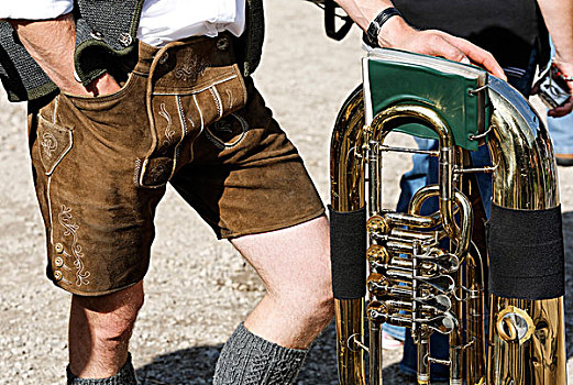 男人,传统,皮短裤,皮革,倚靠,大号,铜管乐队,沃尔夫冈,萨尔茨卡莫古特,区域,上奥地利州,奥地利,欧洲