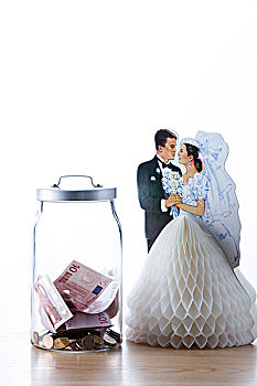 新婚夫妇,小雕像,站立,旁侧,玻璃,罐,钱