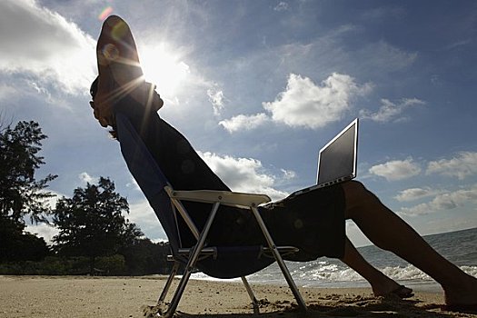 男人,坐,沙滩椅,笔记本电脑,太阳,后面,头部