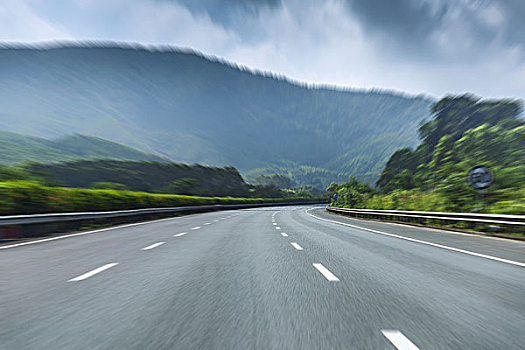 無車的高速公路