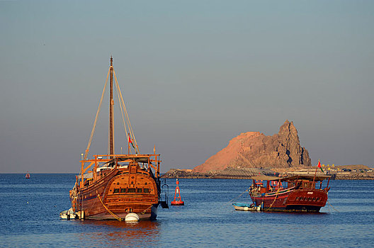 两个,独桅三角帆船,港口,马斯喀特,区域,阿曼,亚洲