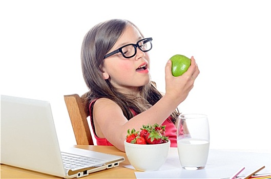 小女孩,坐,书桌,吃,苹果