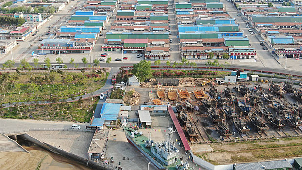 航拍任家台船厂和渔码头,封海季节渔船上岸渔民造船忙