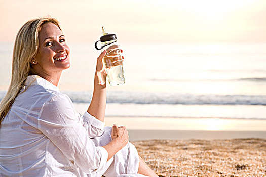 微笑,坐,女人,海滩,拿着,水瓶