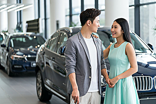 年輕夫妻選購汽車