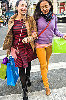 美女,成年,双胞胎,购物袋,穿过,城市道路