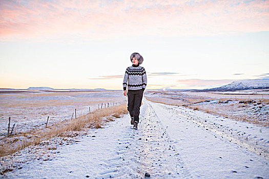 女人,走,积雪,乡间小路,冰岛