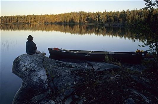 男人,坐,湖岸,晚上,亮光,加拿大西北地区,加拿大