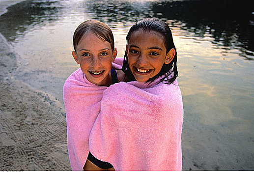 肖像,两个女孩,毛巾,靠近,水塘