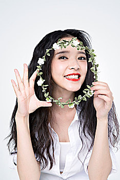 穿白襯衫披著長發的美女