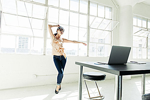职业女性,跳舞,办公室,窗户