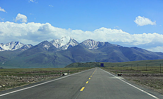 新疆公路景观