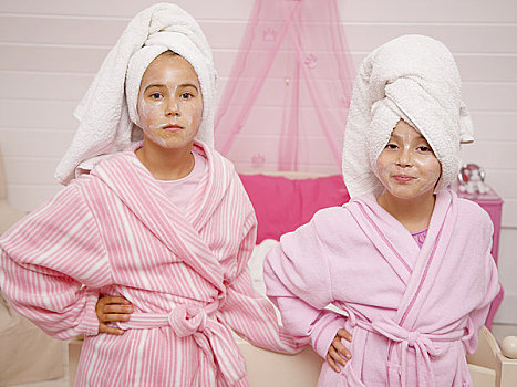 两个女孩,面膜,戴着,毛巾,缠头巾,长袍,姿势,手叉腰