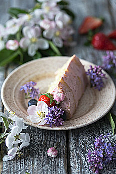 切片,奶油蛋糕,盘子,装饰,花,浆果