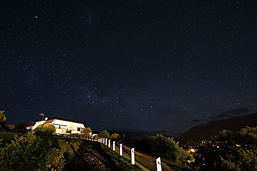 星空与小房子