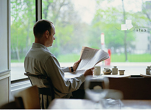 男人,坐,桌子,咖啡,读报