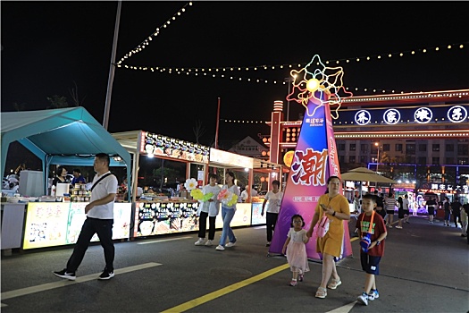 星光市集盛大开街激活夜市经济,游客看演出品美食乐在其中