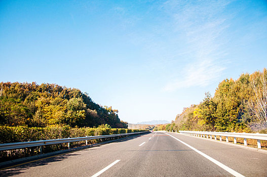 晴朗天气中的高速公路