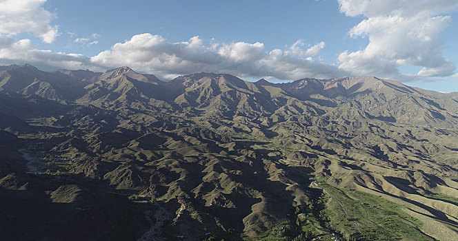 新疆哈密,秋日里,天山下,山村美景竞朝晖