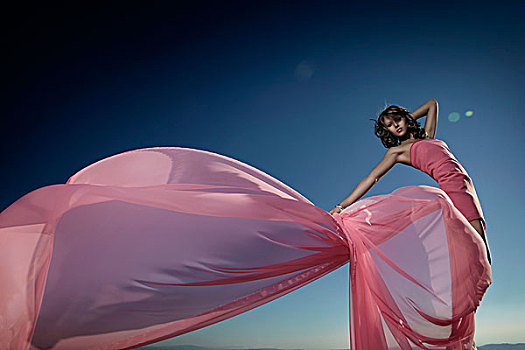 年轻,女人,粉色,连衣裙,波浪状,布,太阳,后面