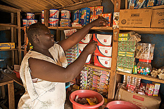 女人,工作,杂货店,靠近,家,三个孩子,丈夫,驾驶员,一起,孩子,学校,朱巴,南,苏丹,十二月,2008年