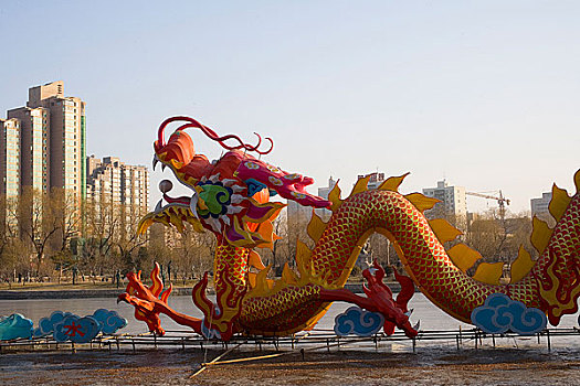 龙潭湖公园内的龙塑像