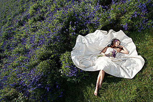 新娘躺在薰衣草地上