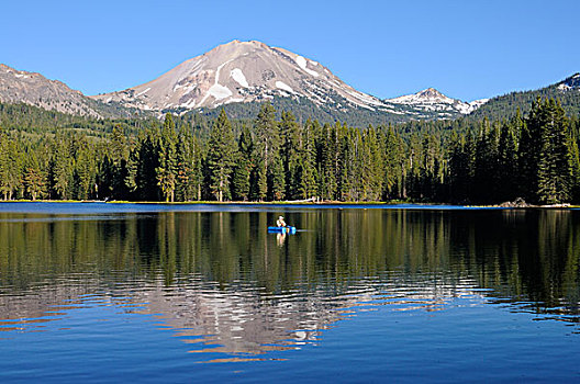 渔民,小船,湖,后面,顶峰,火山,拉森火山国家公园,加利福尼亚,美国,北美