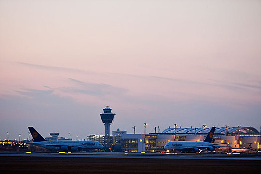 两个,汉莎航空公司,空中客车,飞机,正面,航站楼,塔,黃昏,慕尼黑,机场,上巴伐利亚,巴伐利亚,德国,欧洲