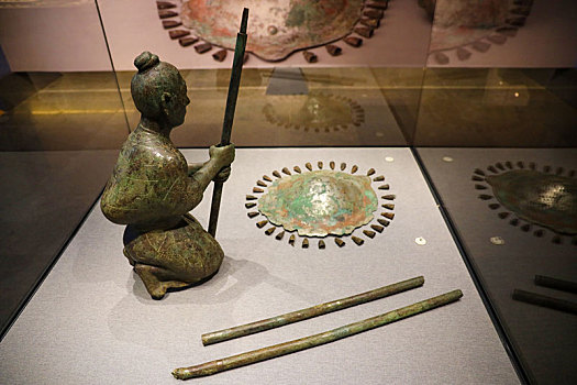 云南省昆明市博物馆馆藏汉代执伞铜跪俑及伞盖