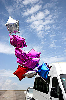 重庆婚博会上展示的婚庆汽车上飞舞的气球