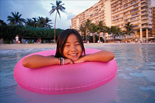 夏威夷,瓦胡岛,怀基基海滩,特写,微笑,亚裔美国人,女孩,粉色,胎圈,平静,海洋