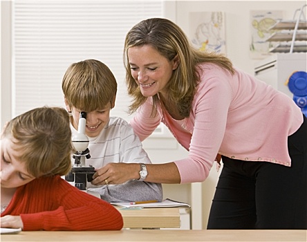 教师,帮助,学生,显微镜