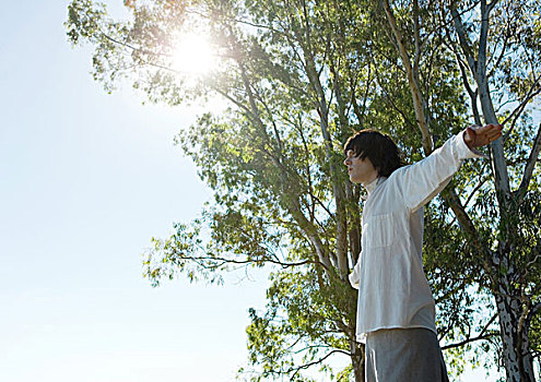男青年,站立,户外,伸出胳膊,树,太阳,背景