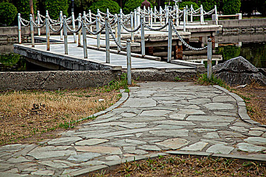 中國古典園林湖泊中的石板路和石板橋