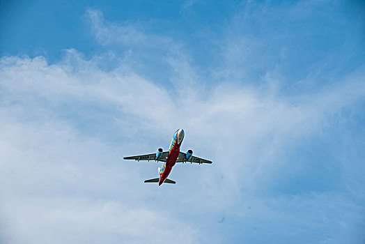 西部航空的飞机正从重庆江北机场起飞