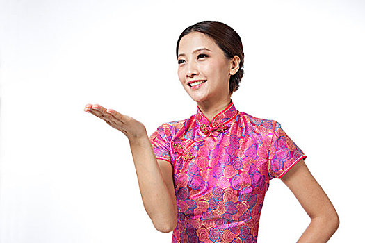 棚拍身穿中国传统服装的年轻女人做手势