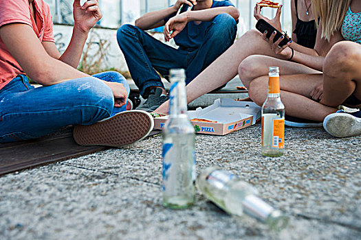 贴地拍摄,青少年,坐在地上,户外,吃,比萨饼,休闲,德国