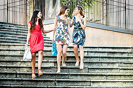三个,时尚,美女,交谈,楼梯,萨丁尼亚,意大利