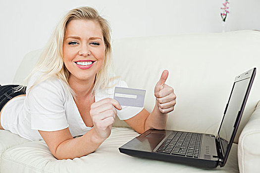 女人,卧,竖大拇指,信用卡,笔记本电脑