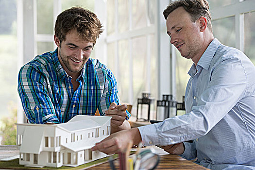 两个男人,看,建筑模型,房子