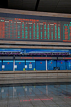 北京南站候车大厅的电子显示屏